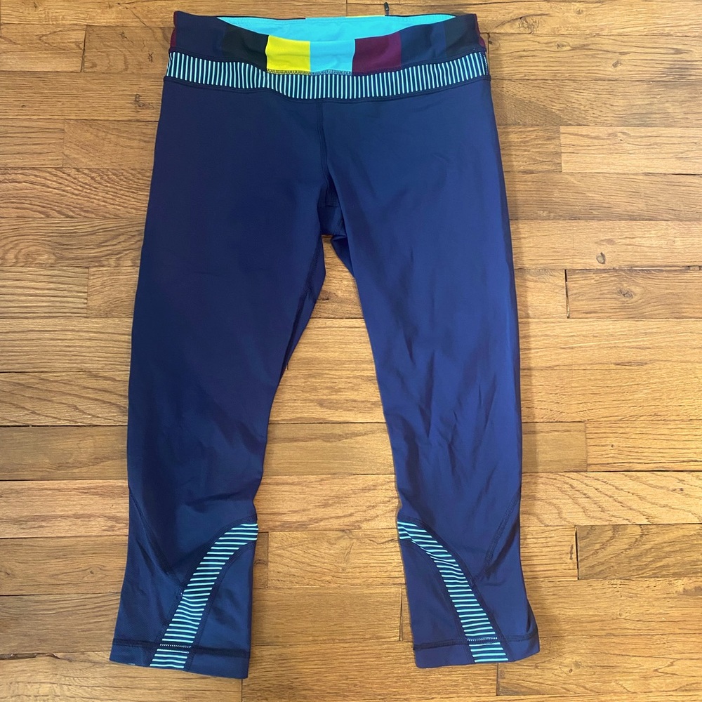 EUC!! Lululemon 21” crop leggings. Navy blue. Back zip pocket.